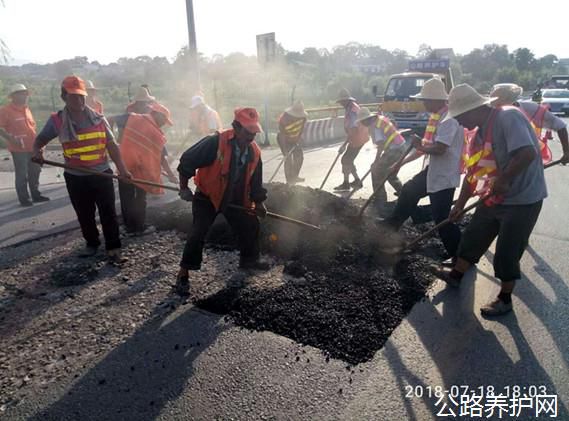 陕西：眉县公路段积极开展雨后路面病害修复工作